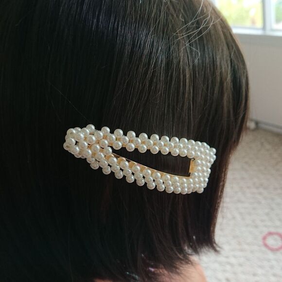 A set of faux pearls hair clips - Picture 4 of 5